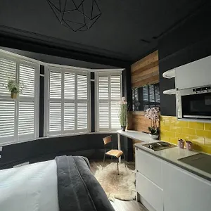 https://salt-life-studio.brighton-hotels-england.com